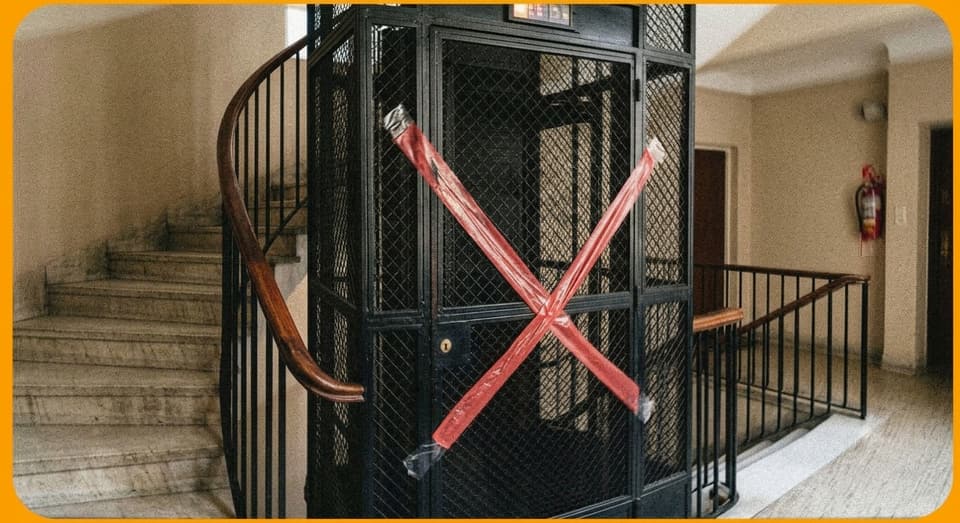 Fuera de servicio: ascensor clausurado con cinta roja